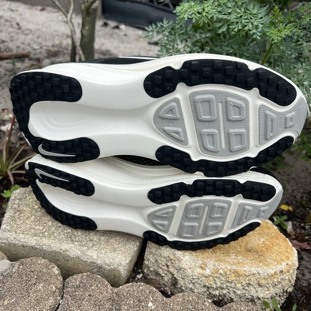 Nike Vomero 18 HM6804-005 Black White Women's Size 11 Men's 9.5 Running Shoes